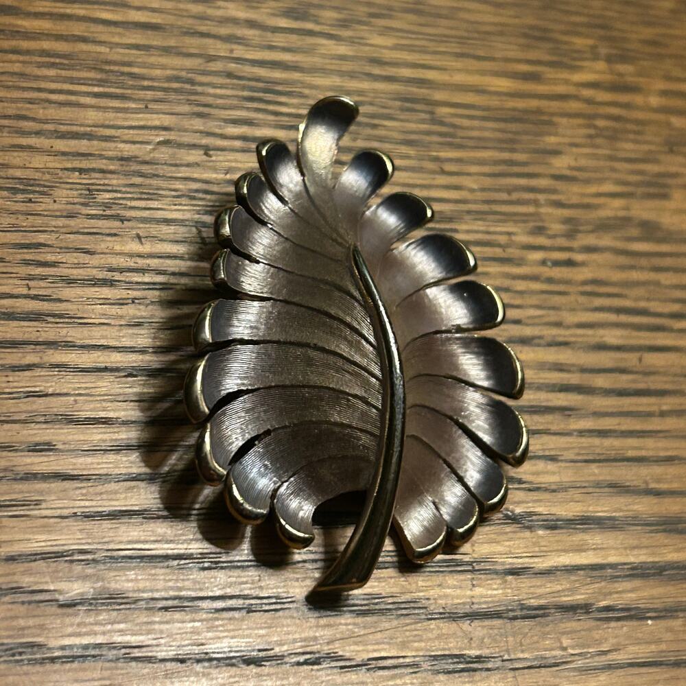 Vintage Mid-Century Leaf Brooch Silver Gold Tone Brushed Metal Pin 1950s 1960s - Picture 2 of 8